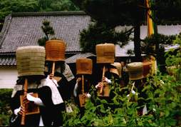 Vron setkn mnich komuso v chrmu Kokutai-ji u msta Takaoka.