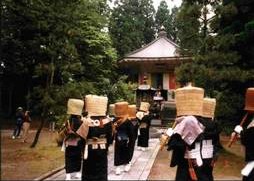 V�ro�n� setk�n� mnich� komuso v chr�mu Kokutai-ji u m�sta Takaoka.